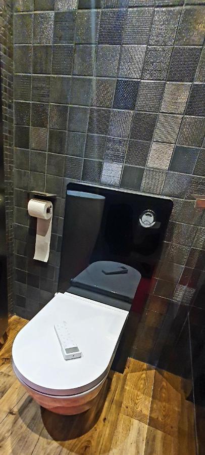 Le K: Upscale Seaside With Japanese Toilet *